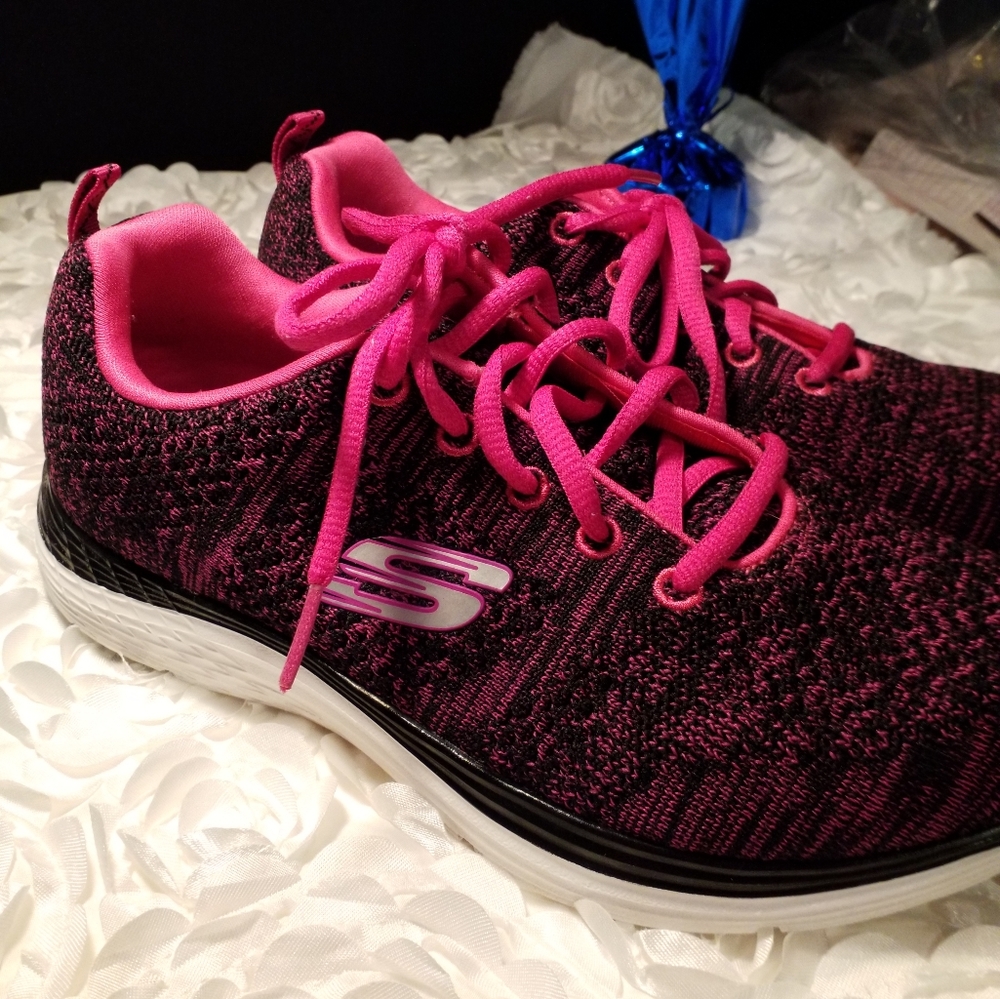 Pink and black Sketcher sneakers - Picture 3 of 5